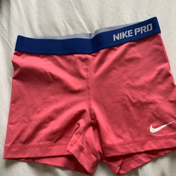 Nike pro size medium